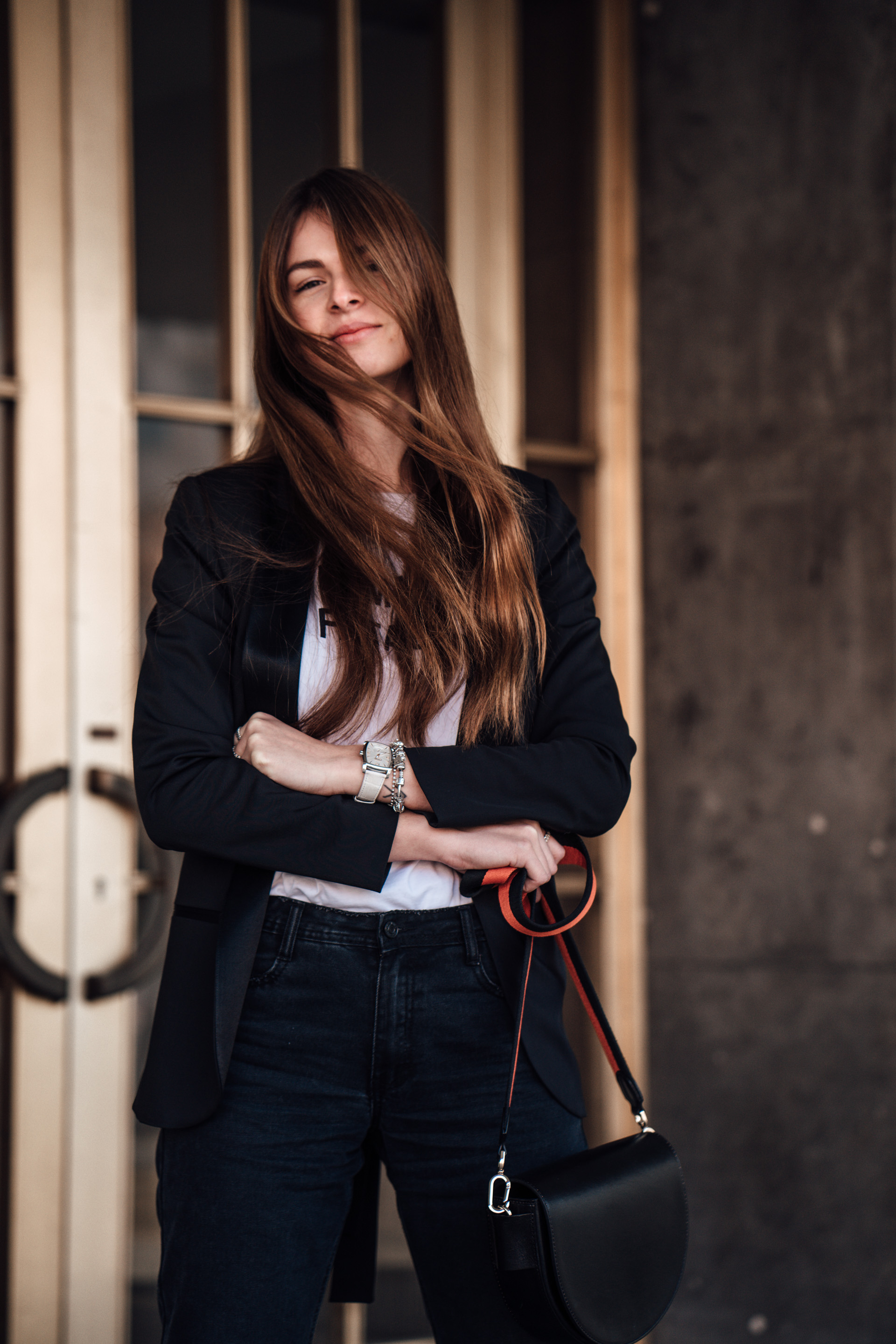 Chic Blazer combined with Mom Jeans Spring Outfit Modeblog Berlin