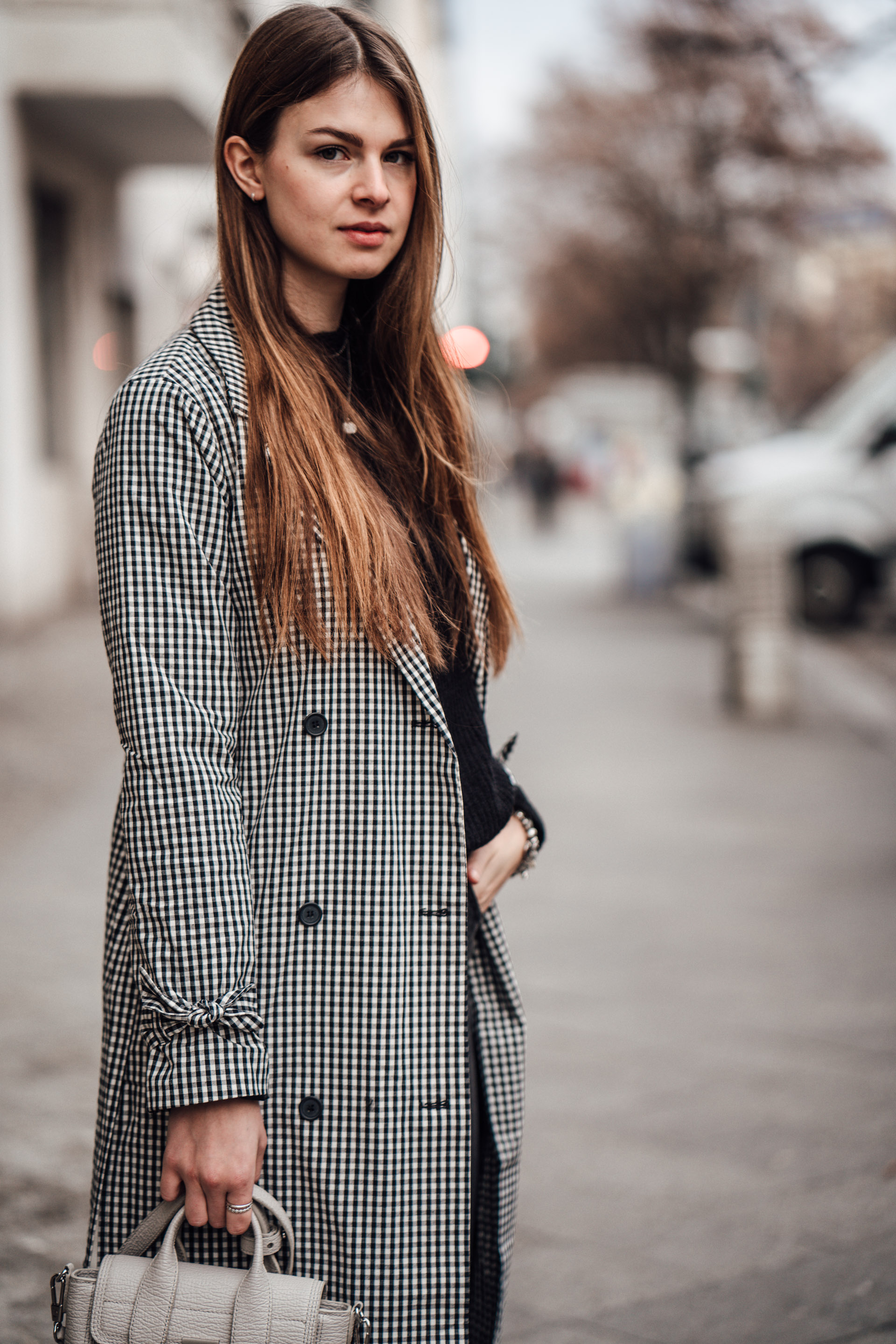 How to wear a plaid trench coat Spring Outfit 2018 Fashionblog Berlin