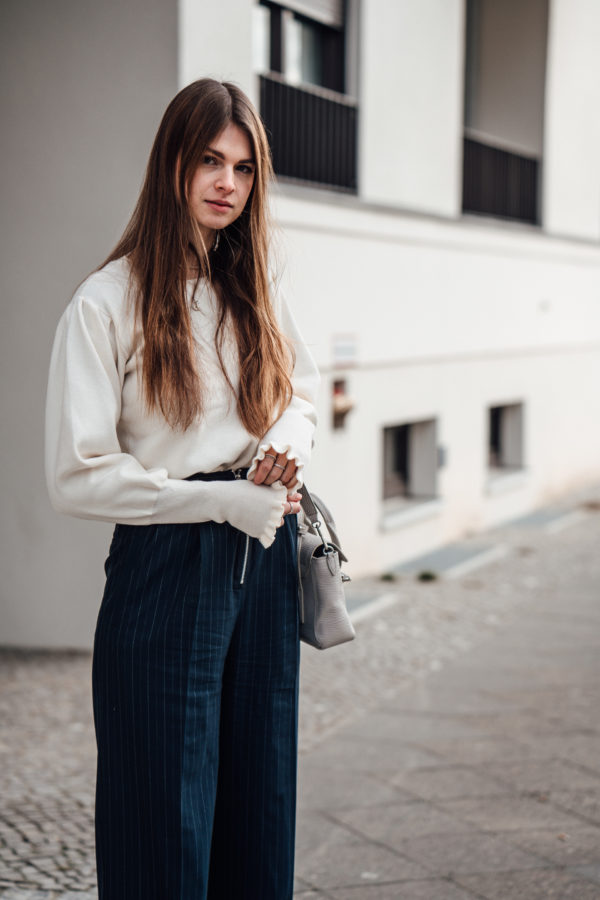 How to wear: pinstripe pants with zipper detail || Fashionblog Berlin