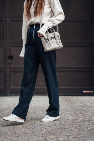 chic pants combined with Sneakers