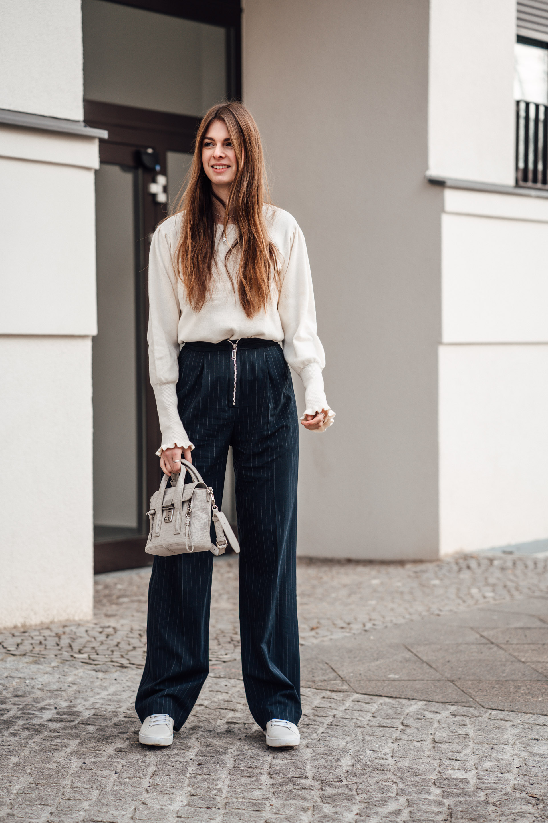 How to wear pinstripe pants with zipper detail Fashionblog Berlin