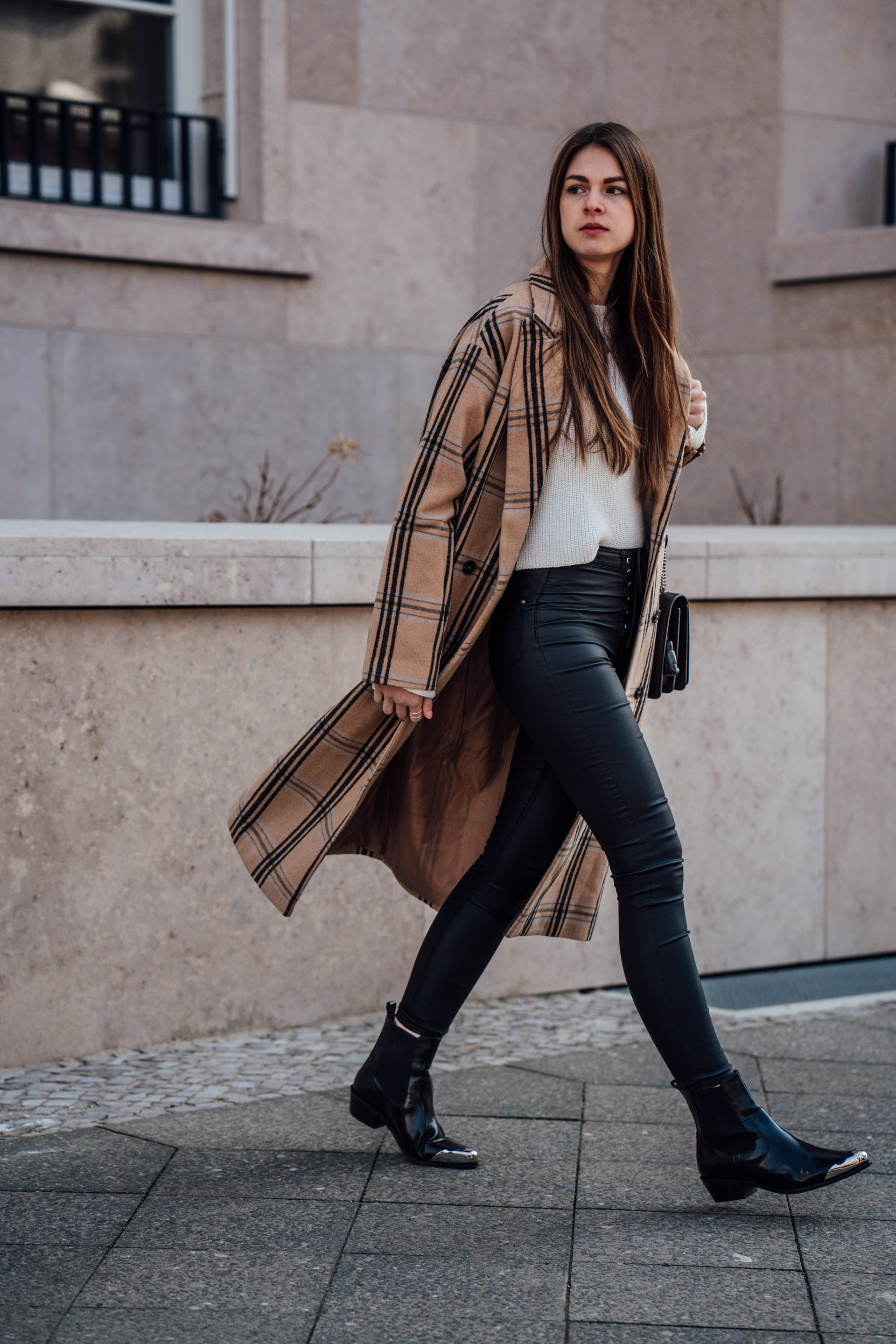 How to wear a plaid camel coat || Modeblog Berlin || Winter Streetstyle