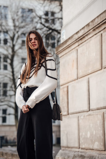 WeiÃer Pullover mit schwarzen Streifen