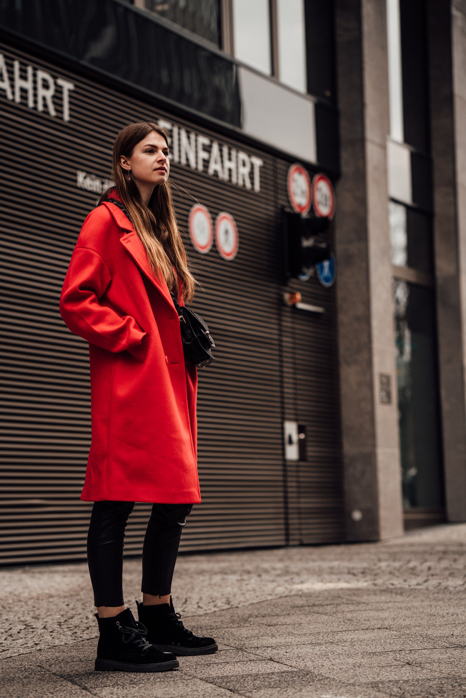 How to wear a red coat red and black outfit Fashionblog Berlin