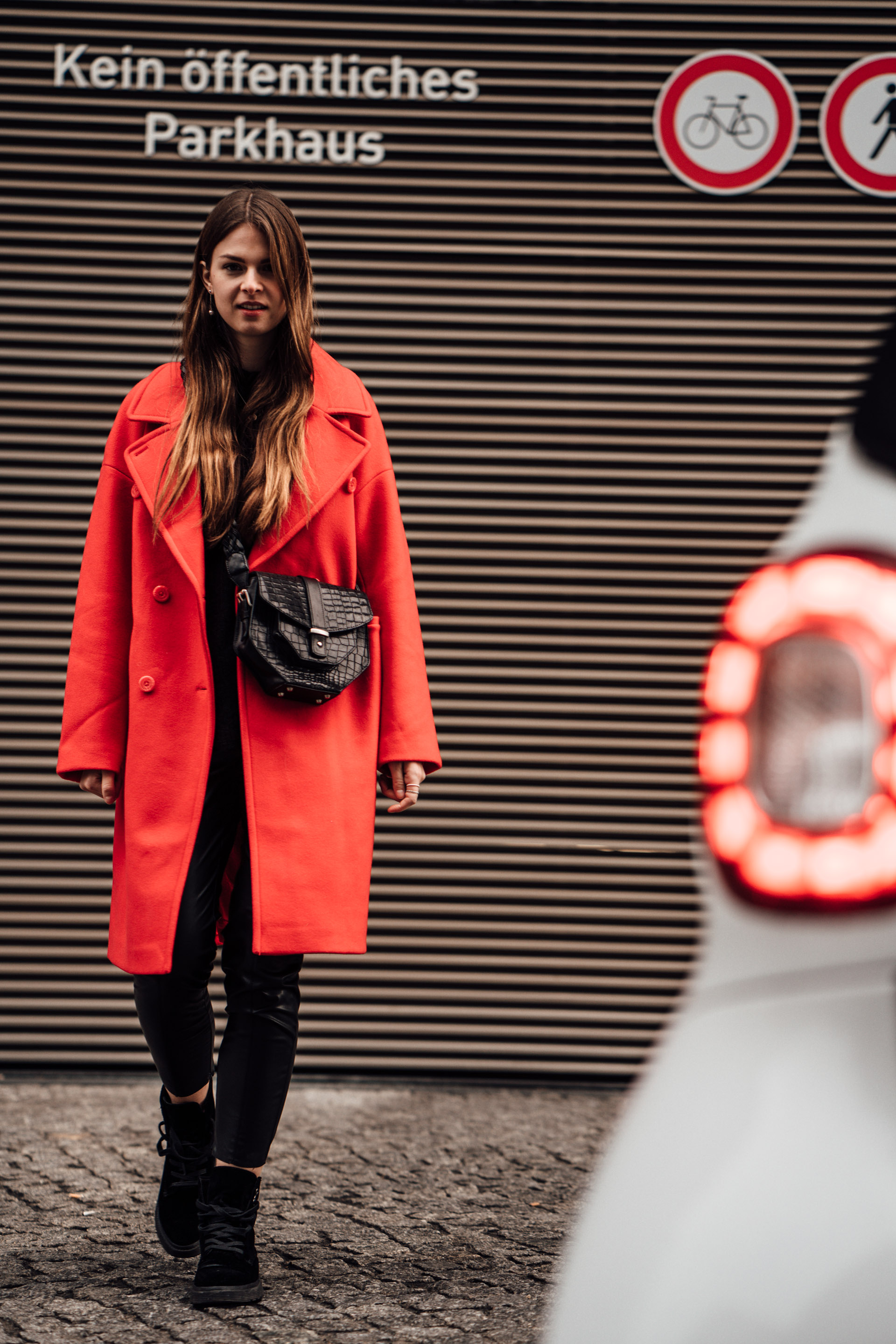 How to wear a red coat red and black outfit Fashionblog Berlin