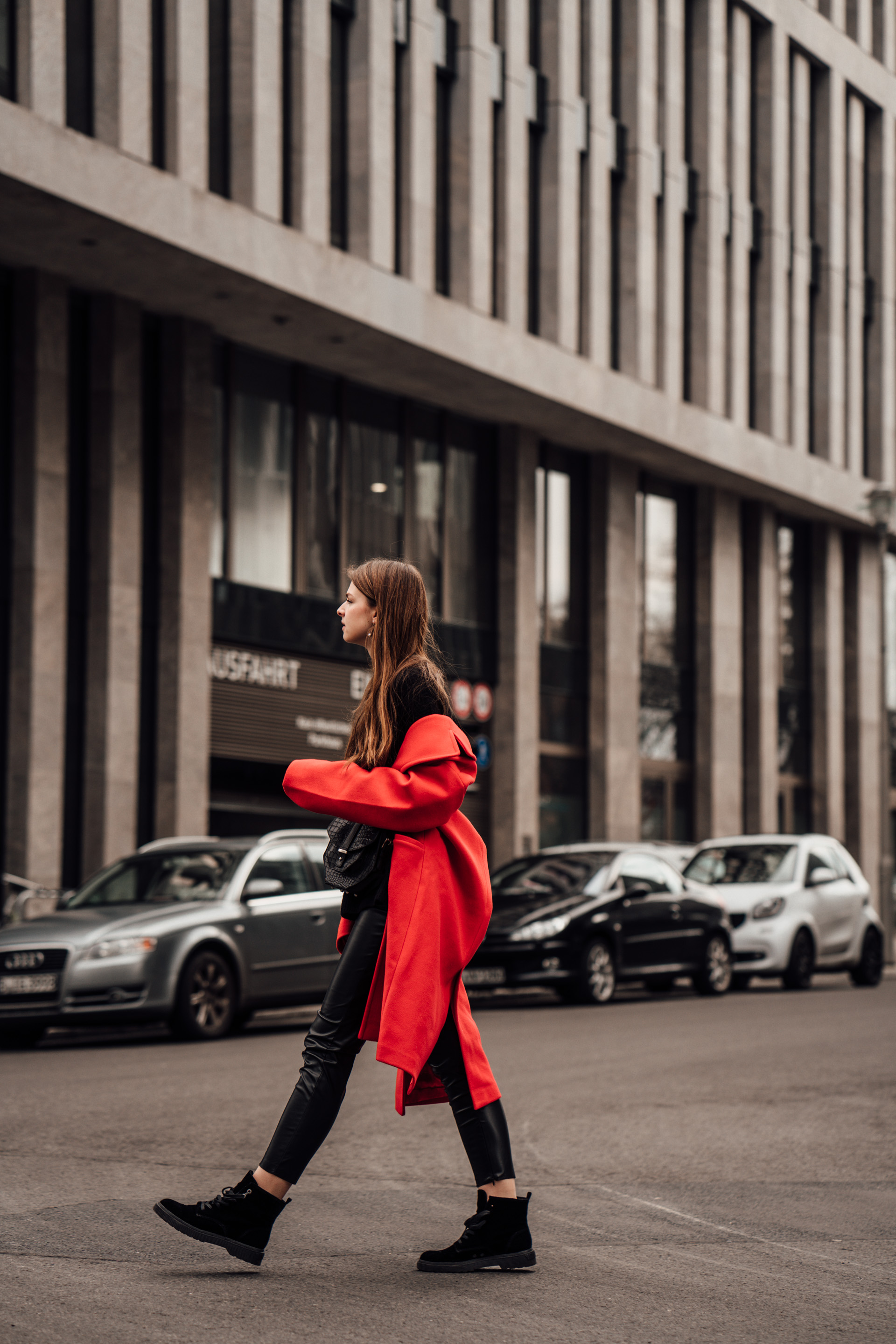 How to wear a red coat red and black outfit Fashionblog Berlin