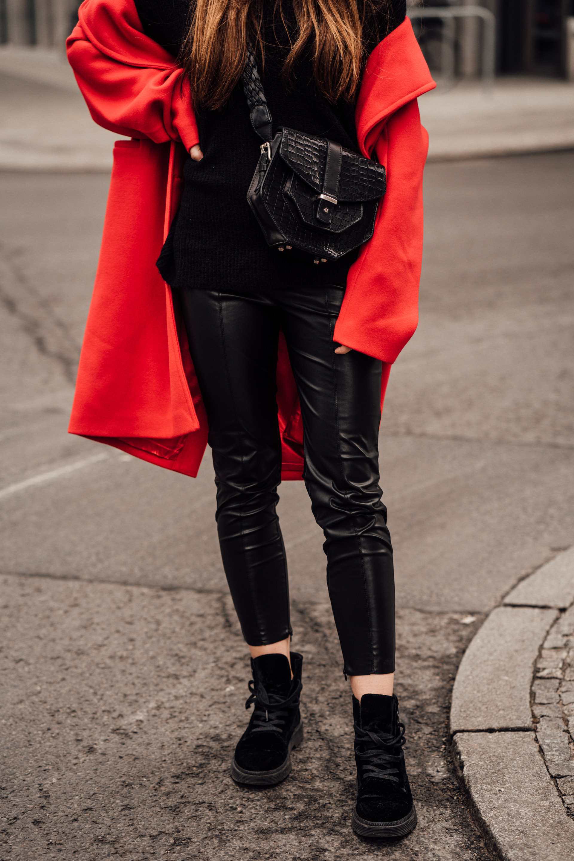 How to wear a red coat red and black outfit Fashionblog Berlin