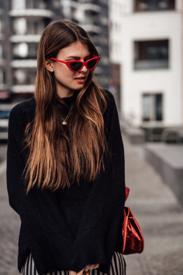 Wie trägt man eine rote Sonnenbrille