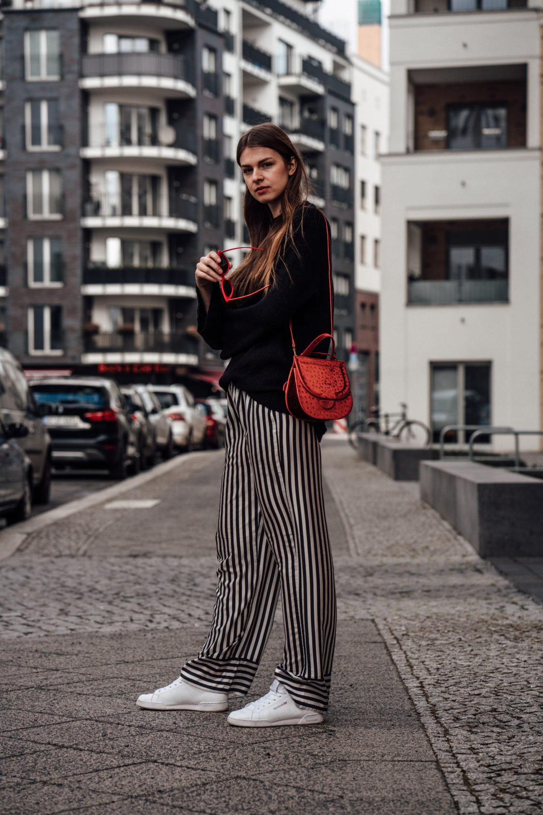How to style: wearing striped pants this season || spring outfit