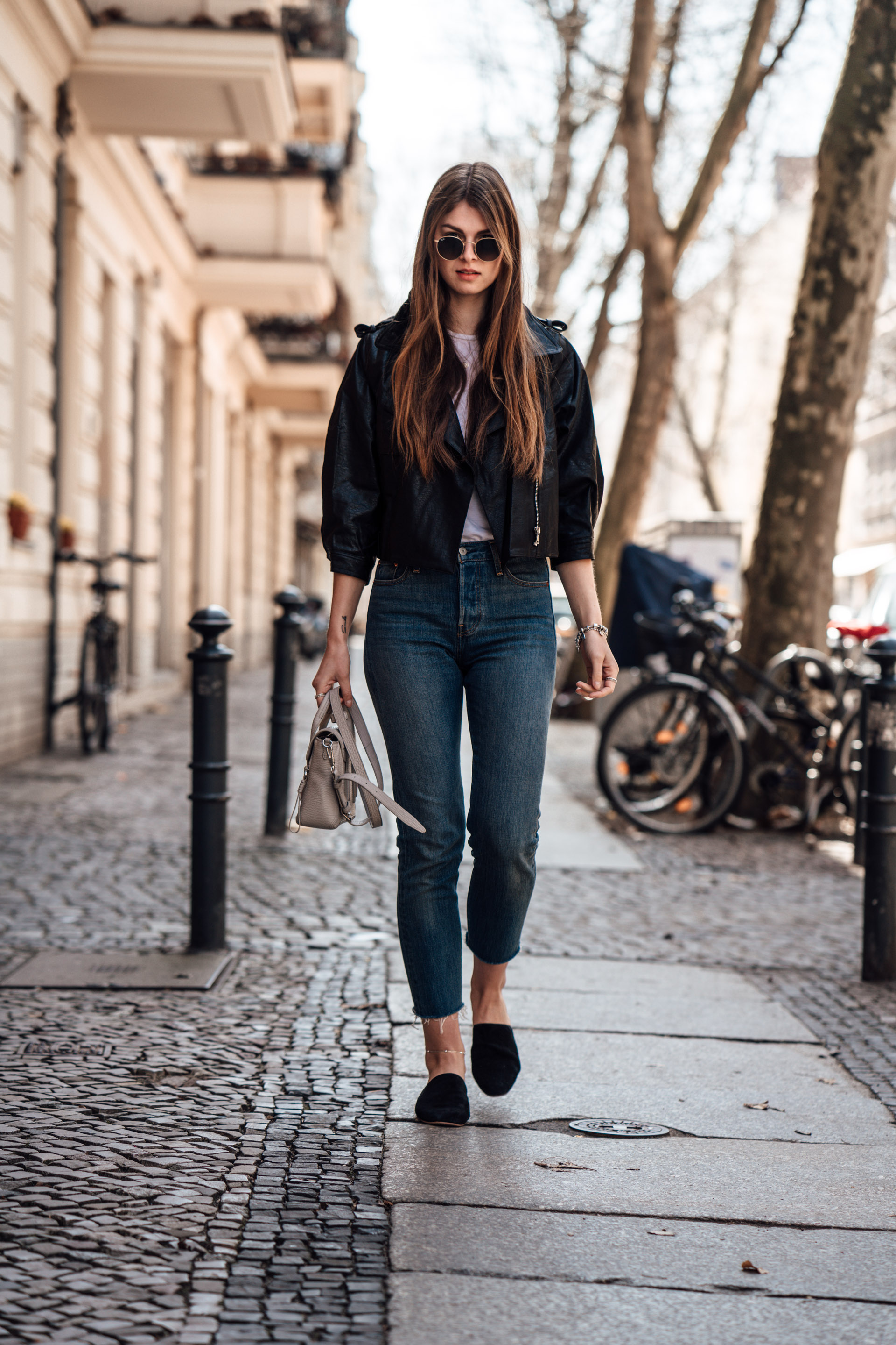 Casual Spring Outfit Leather Jacket Combined With Mom Jeans