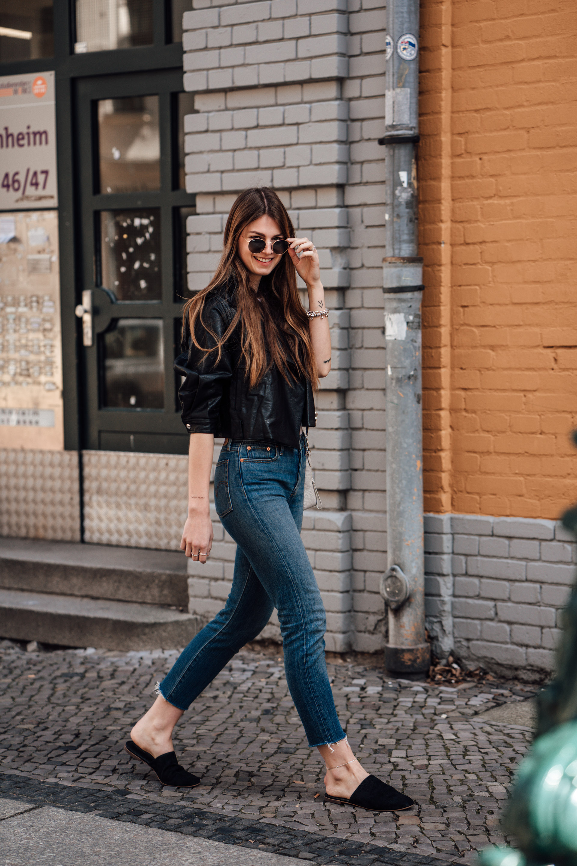 Casual Spring Outfit Leather Jacket Combined With Mom Jeans