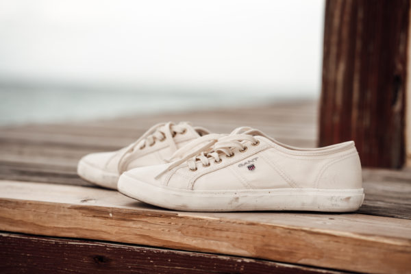 weiße Sneakers für den Sommer