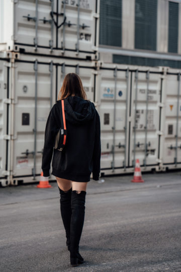 black bag with a two-coloured Strap