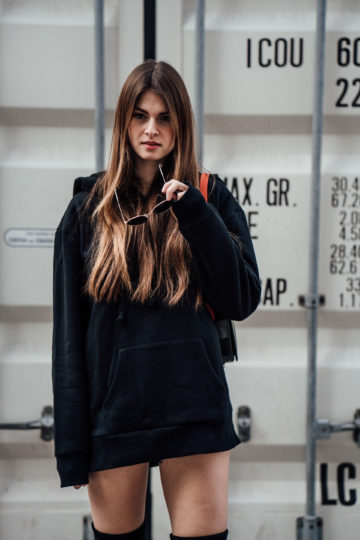 übergroÃer Hoodie als Kleid getragen