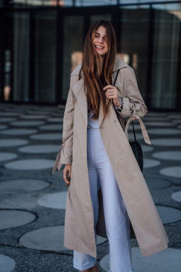 Trenchcoat combined with a white look