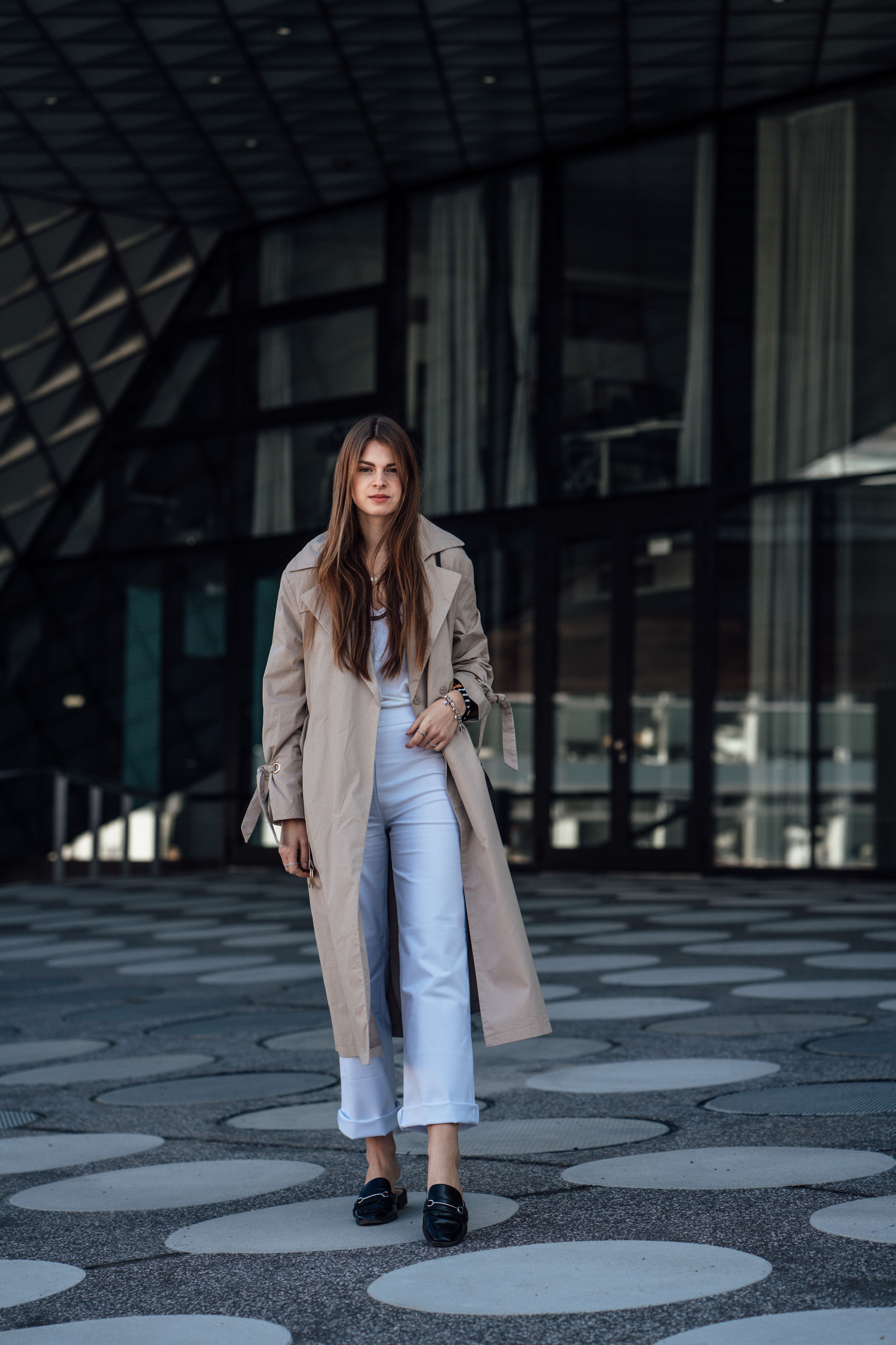 How to wear: trench coat and white pants || spring fashion 2018