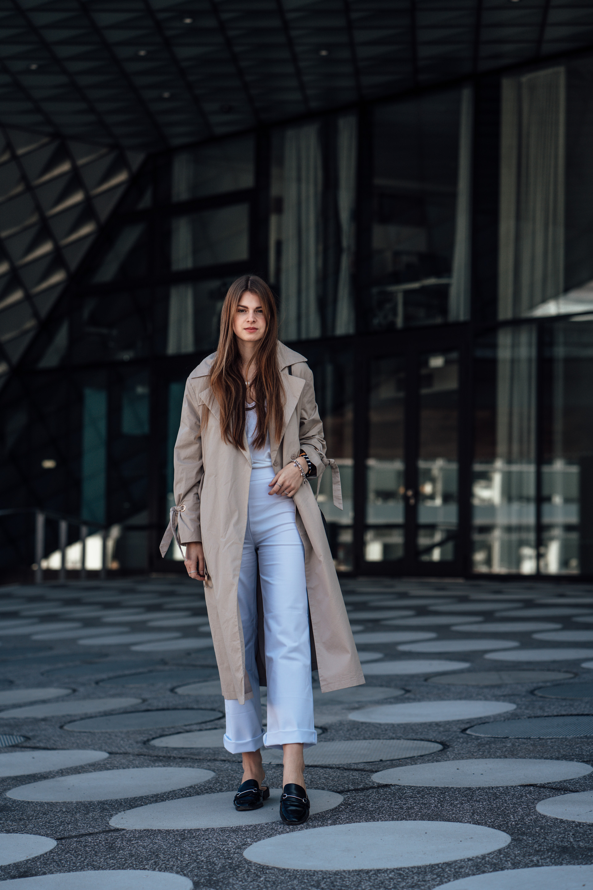 TRENCH COAT and jeans outfit  White tee jeans, Casual fall