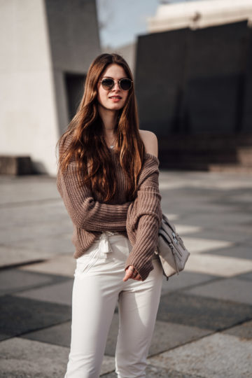 Wie trägt man einen one-shoulder Pullover