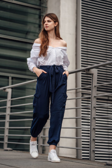 Style Hack: white shirt worn off the shoulder || Fashionblog Berlin