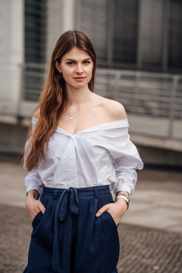Wie trägt man ein Off Shoulder Shirt