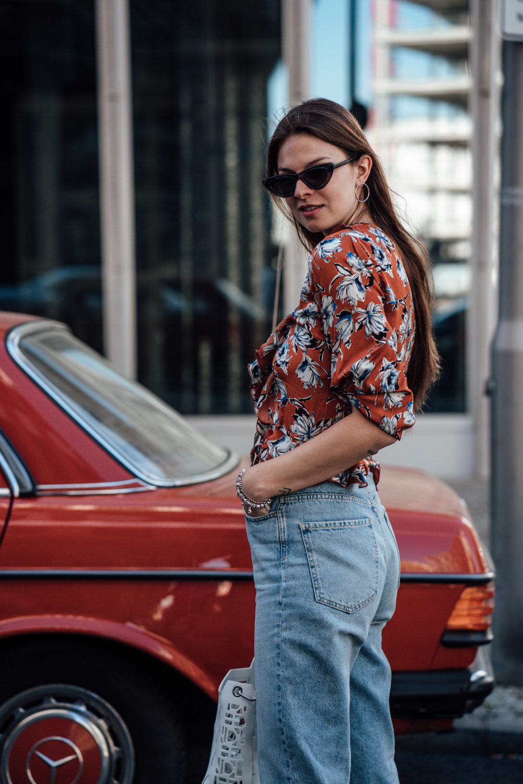 Summer Outfit: Plateau Sneakers and Flower Blouse || Fashionblog Berlin