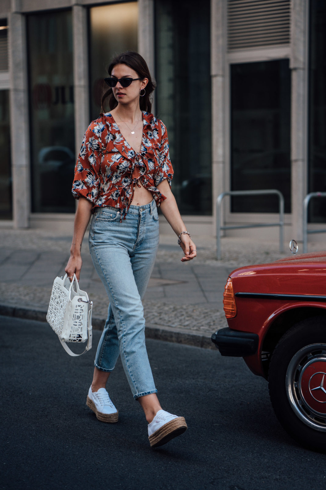 Summer Outfit: Plateau Sneakers and Flower Blouse || Fashionblog Berlin