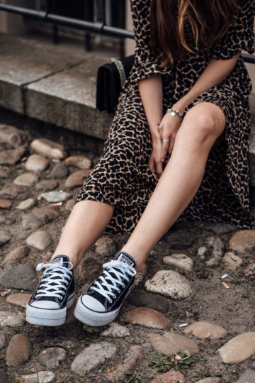 Stjerne lyse usikre Leo Print Dress combined with black sneakers || Fashionblog Berlin