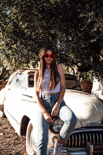 Casual Summer Style: Mom Jeans and White Sneakers || Fashionblog