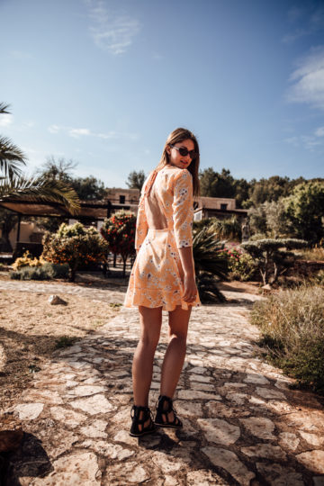 Kleid mit Rückenausschnitt