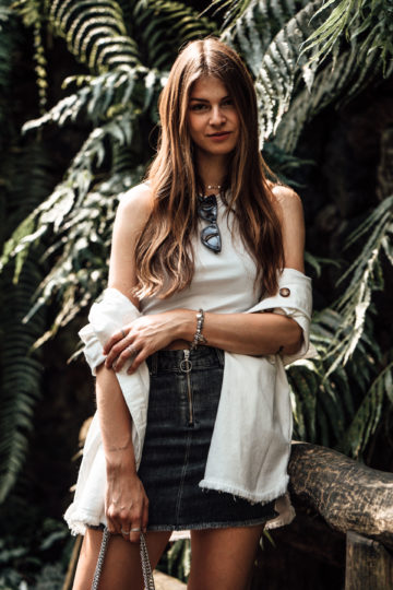 denim skirt combined with Crop Top