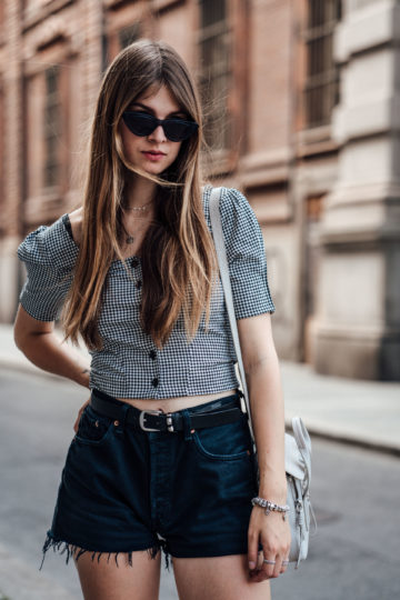 Gingham Bluse und schwarze Shorts