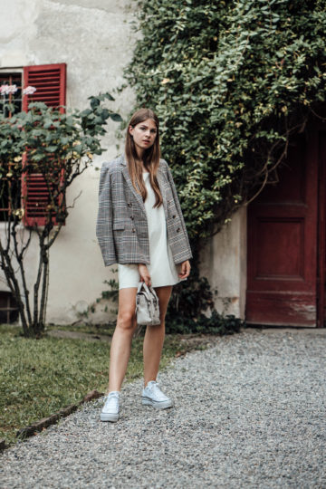 Travel Outfit: white dress, blazer and white platform sneakers