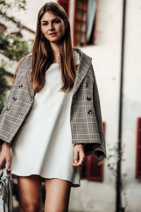 Travel Outfit: white dress, plaid blazer and white platform sneakers