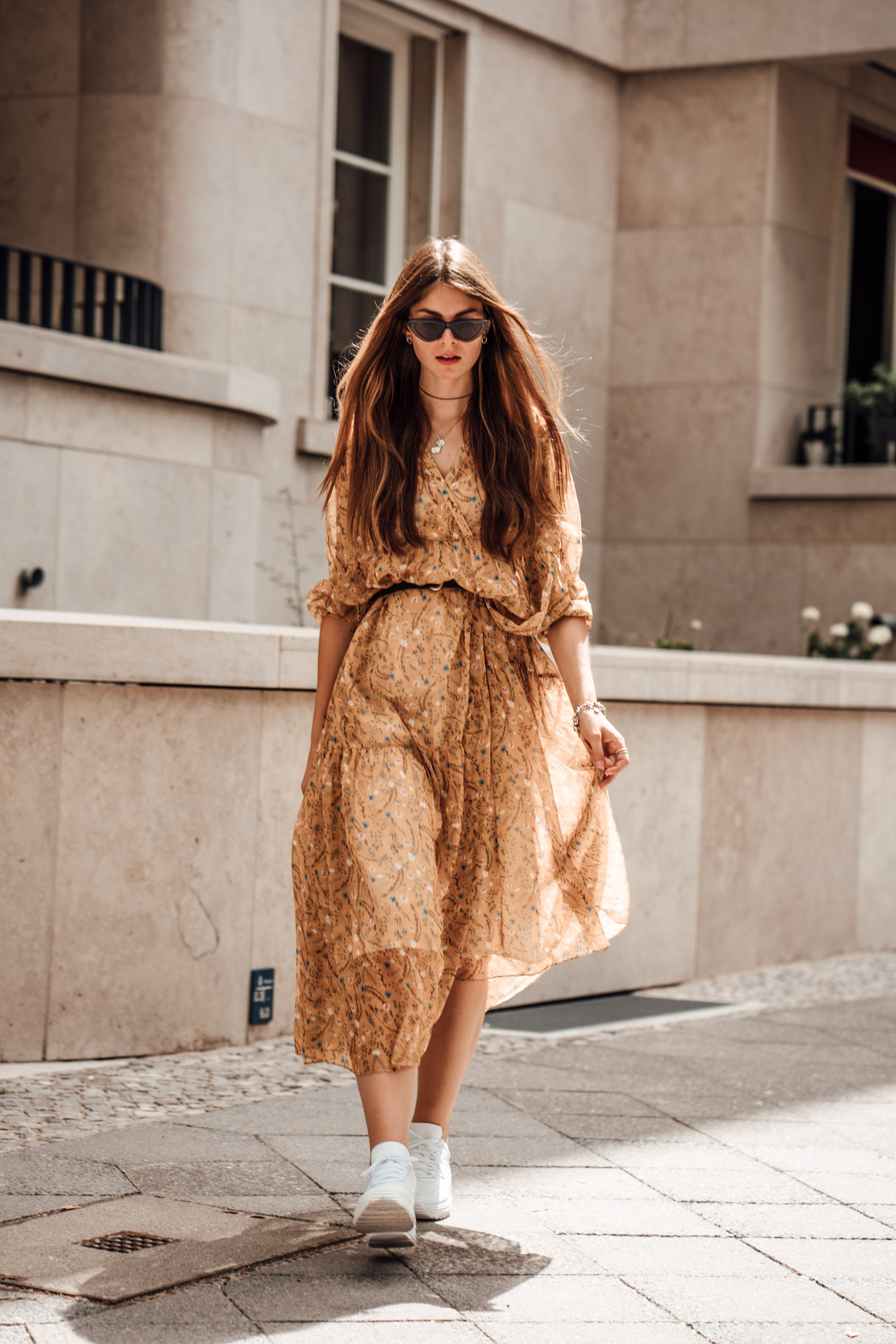 Fashion Week Outfit: yellow dress and ugly sneakers || Fashionblog Berlin