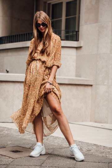 Fashion Week Outfit: yellow dress and ugly sneakers || Fashionblog Berlin