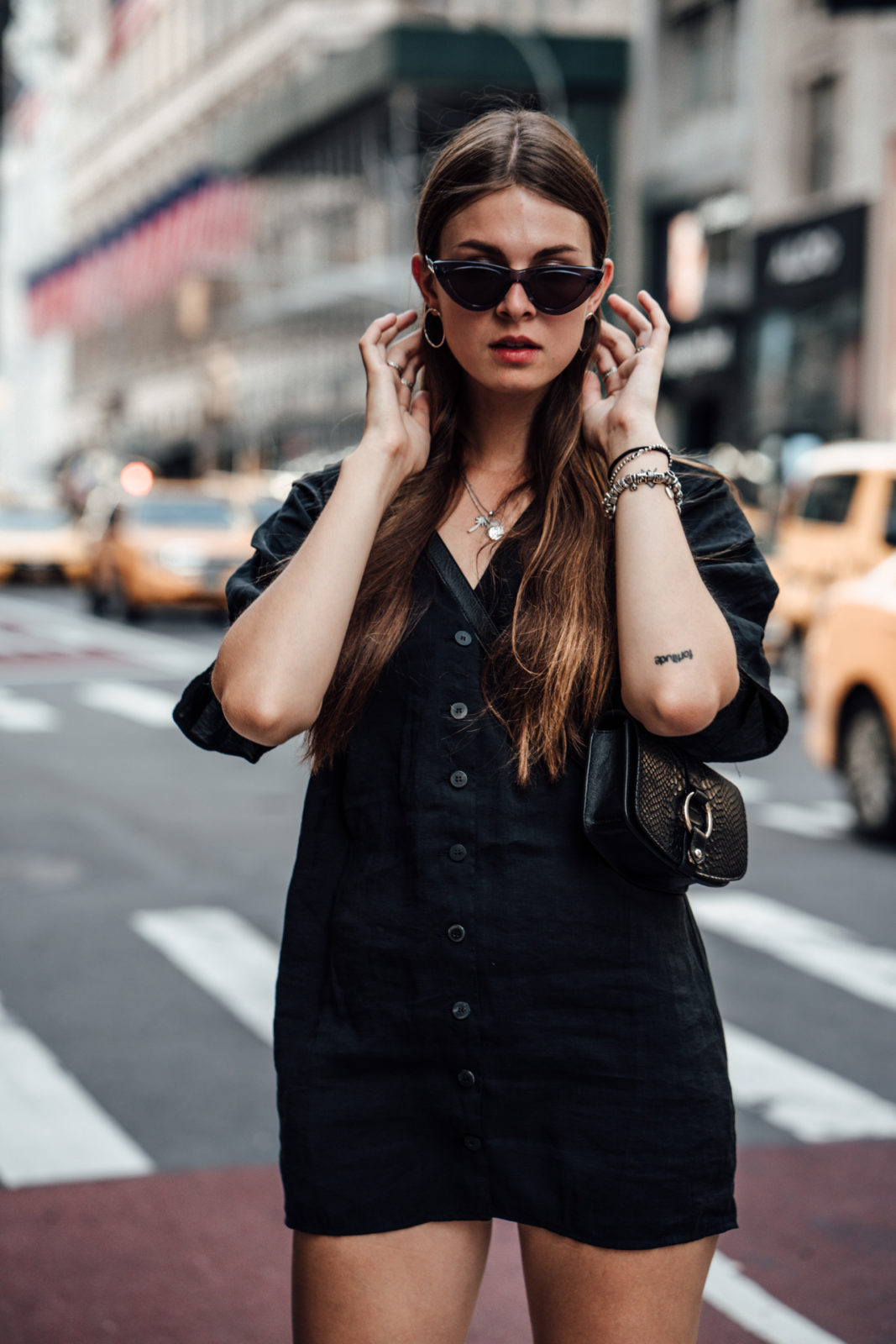 Travel Outfit New York Black Dress And Ugly Sneakers Fashionblog