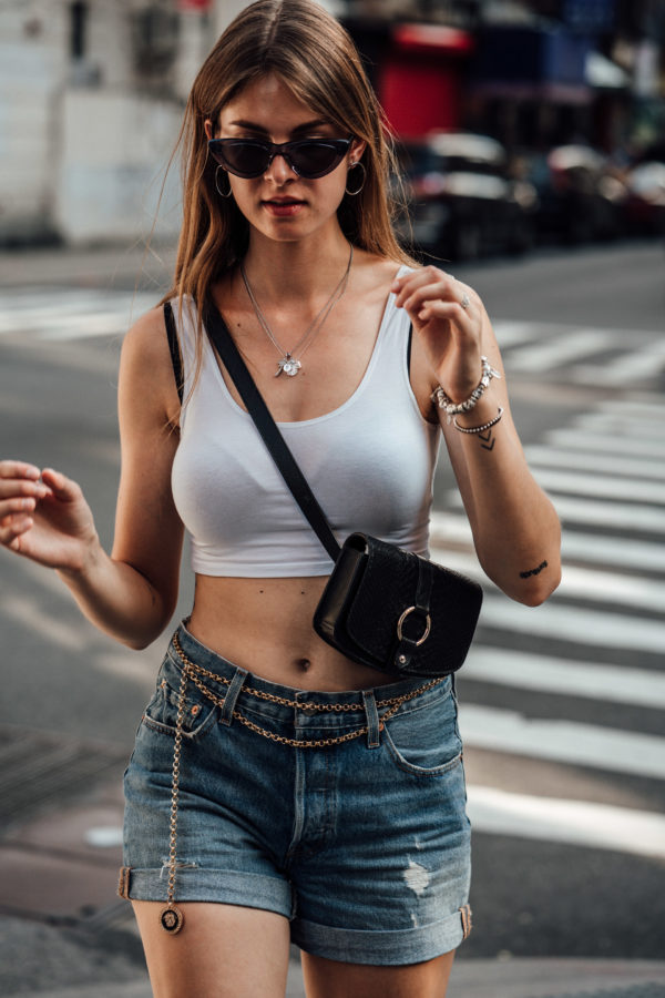 Denim Shorts und Crop Tops