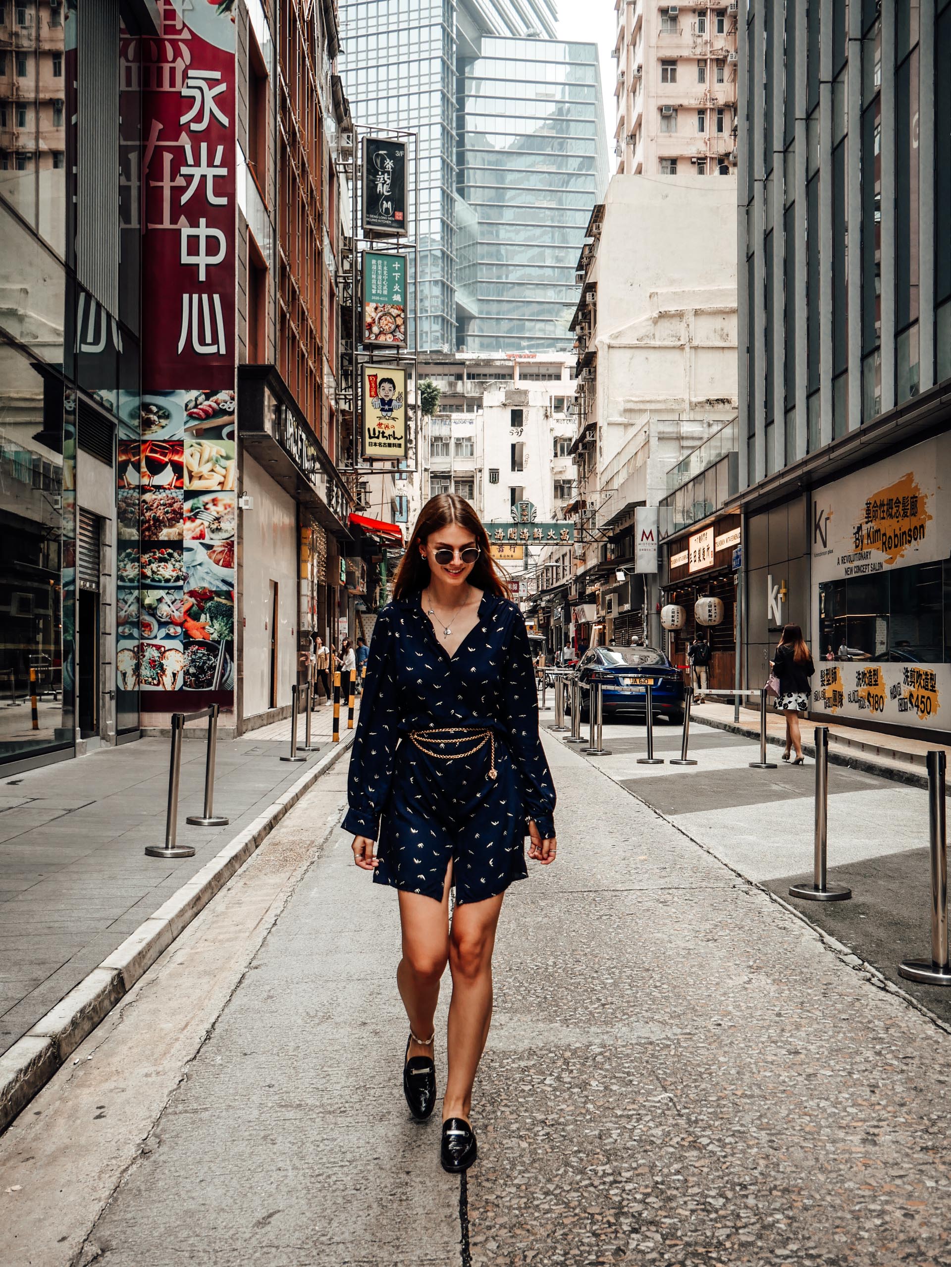 Hong Kong Travel Outfit Shirt Dress and Chain Belt Fashionblog Berlin