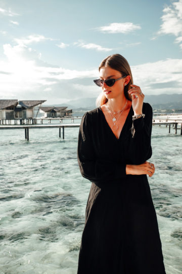how to wear black sunglasses