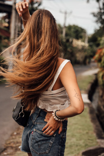 WeiÃes Crop-Top mit Cut-Outs