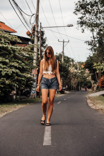 Denim Shorts und weiÃes Top