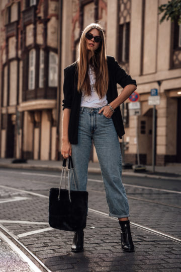 Baggy Jeans combined with blazer