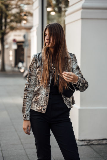 how to wear snake print jackets