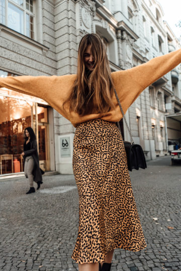 how to wear a leopard print skirt