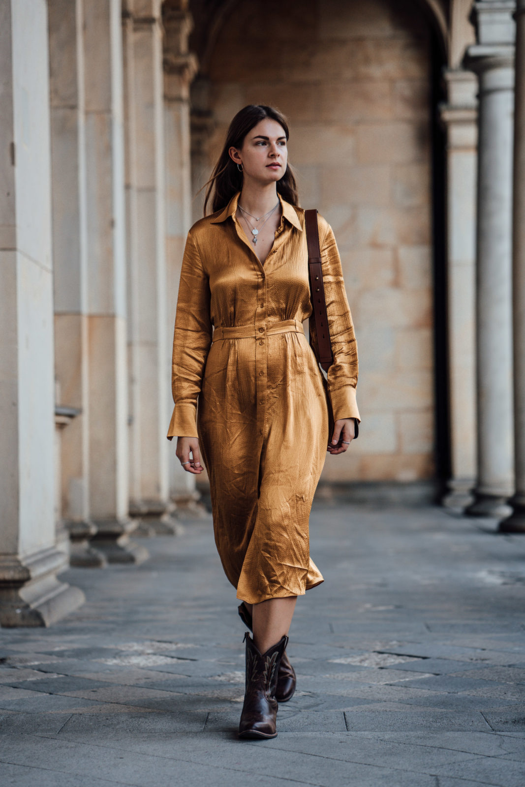 Midi Kleid kombiniert mit Cowboy Stiefeln Modeblog Berlin
