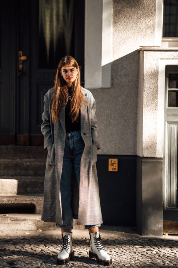 Autumn Outfit: White Boots, Baggy Jeans and Checked Coat