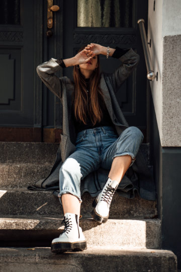 Autumn Outfit: White Boots, Baggy Jeans and Checked Coat