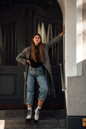 Autumn Outfit: White Boots, Baggy Jeans and Checked Coat