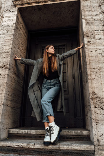 Autumn Outfit: White Boots, Baggy Jeans and Checked Coat