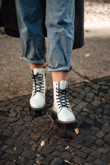 Autumn Outfit: White Boots, Baggy Jeans and Checked Coat